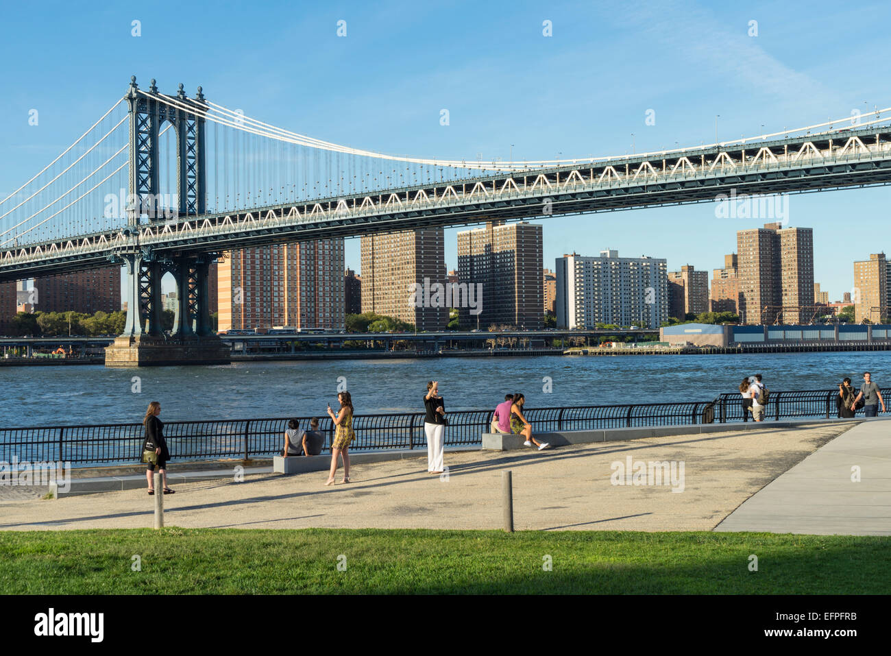 Manhattan Pont enjambant l'East River vue de Brooklyn Bridge Park, New York City, États-Unis d'Amérique Banque D'Images