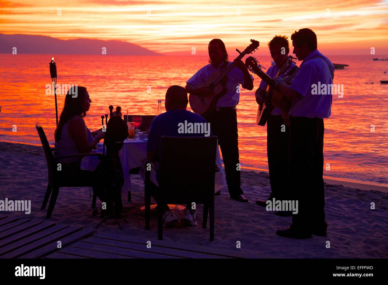 Dîner sur la plage au centre-ville au coucher du soleil, Puerto Vallarta, Jalisco, Mexique, Amérique du Nord Banque D'Images