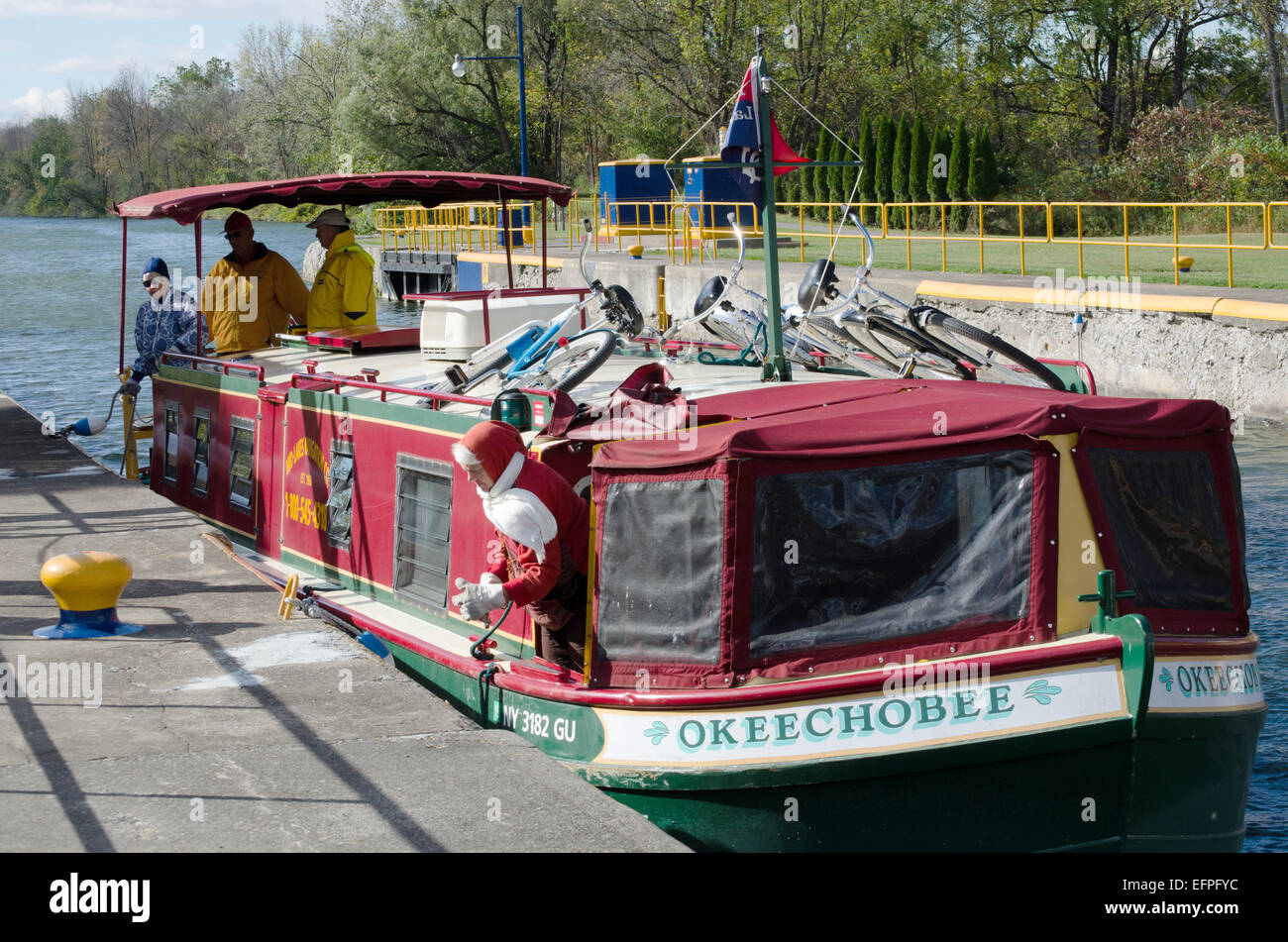 Bateau de paquets étroits jusqu'à côté de lock 30.. Banque D'Images