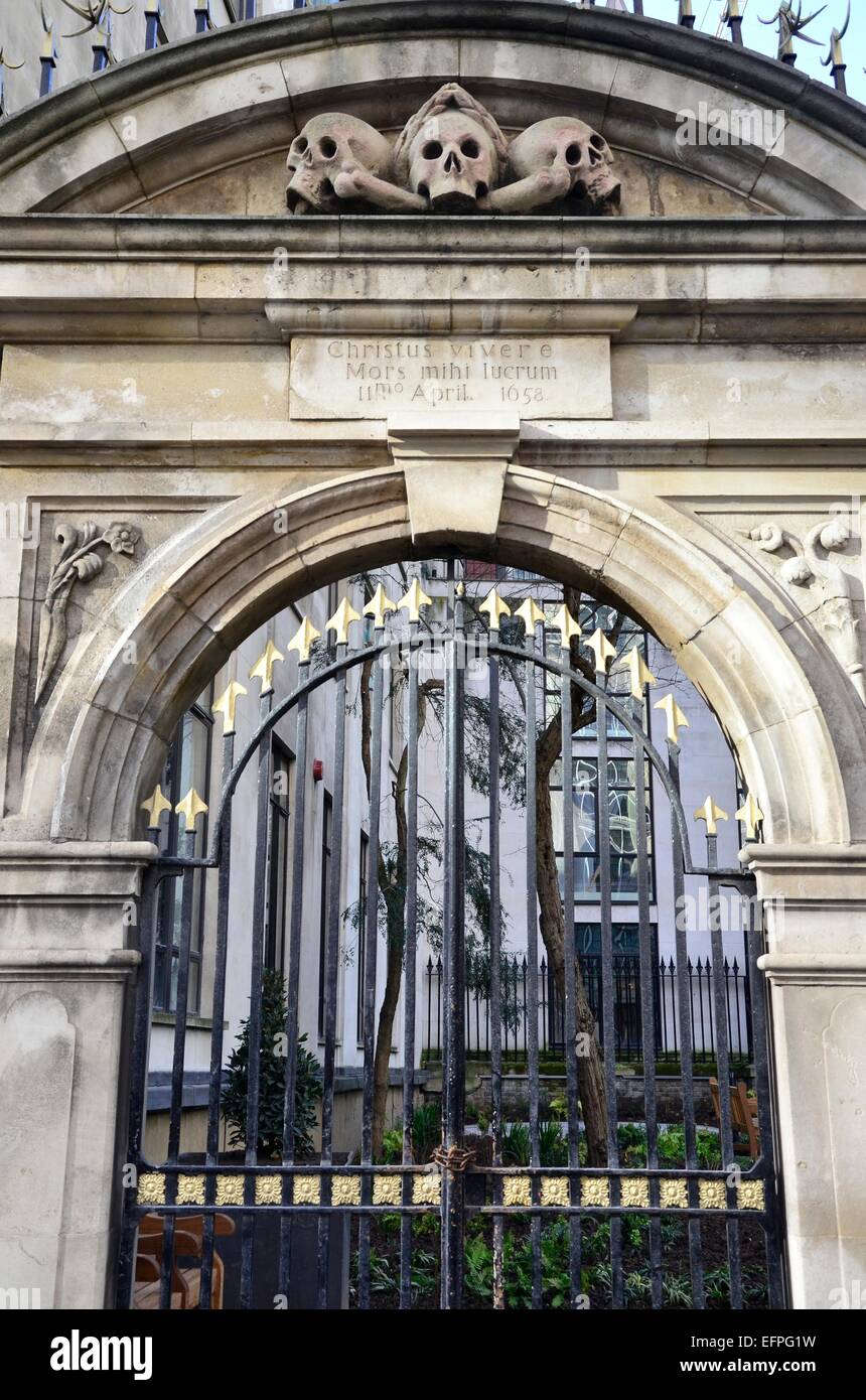 Crânes en pierre en haut de l'entrée du cimetière de St Olave Hart Street Church, rue Hart et Seething Lane, Londres Banque D'Images