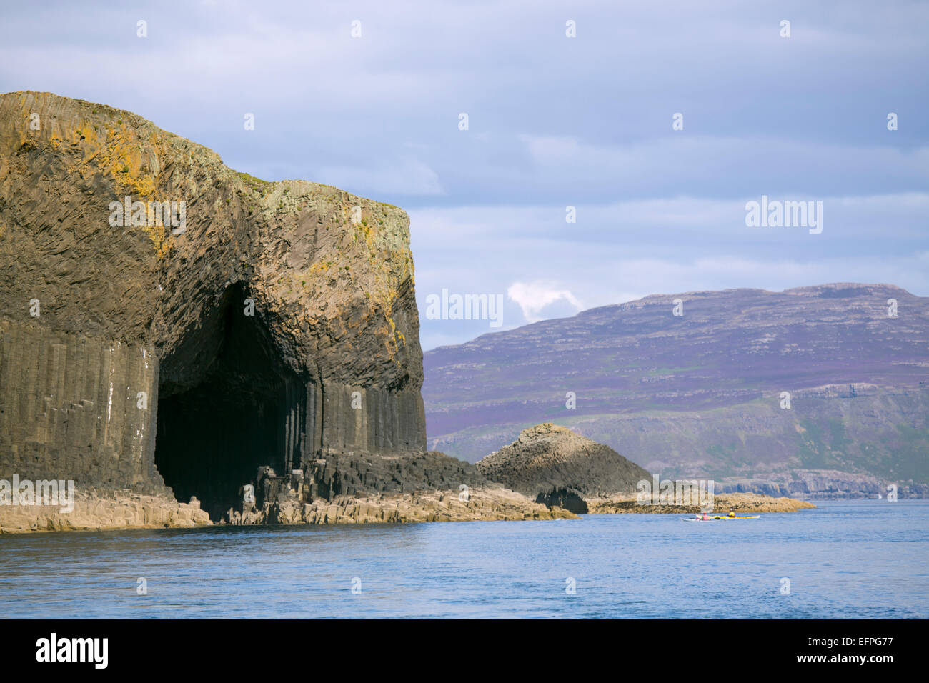 La bouche de la Grotte de Fingal, Staffa, avec l'île de Mull dans les Hébrides intérieures, distance, Ecosse, Royaume-Uni, Europe Banque D'Images