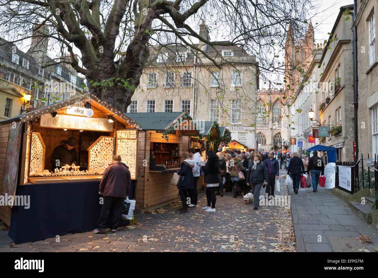Bath Marché de Noël en vert pendant la nuit, l'abbaye de Bath, Somerset, Angleterre, Royaume-Uni, Europe Banque D'Images