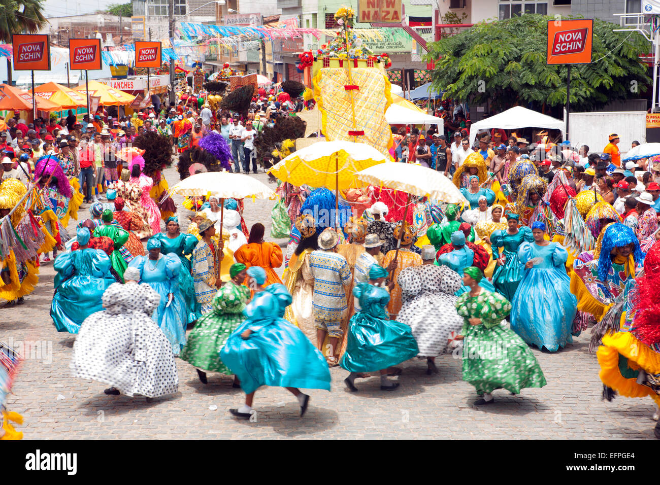 Les sections locales à une parade de danse Maracatu au carnaval, Nazaré da Mata, Pernambuco, Brésil, Amérique du Sud Banque D'Images