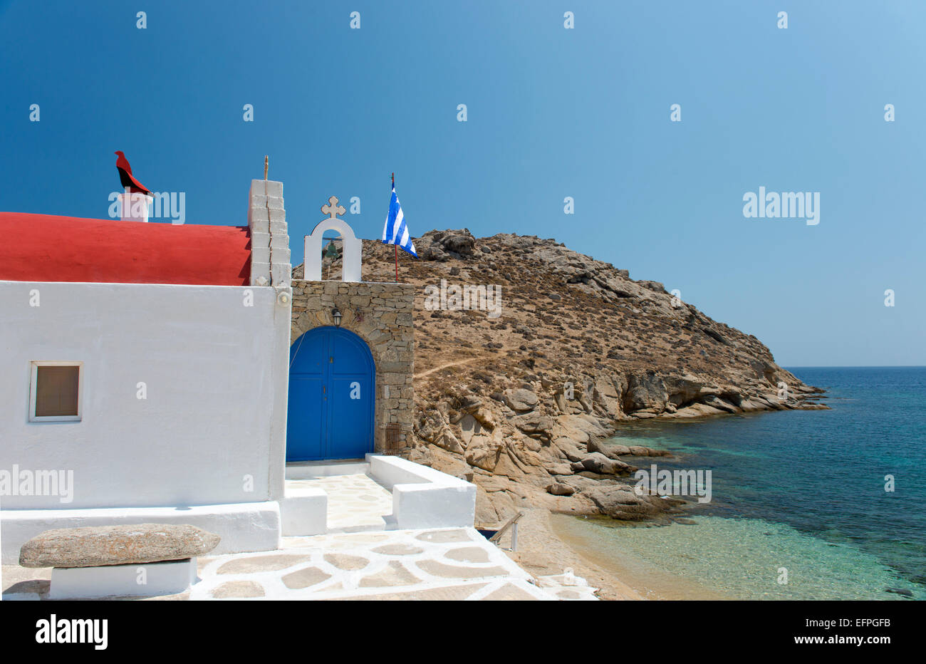 Un front bombé rouge église sur Mykonos, Cyclades, les îles Geek, Grèce, Europe Banque D'Images