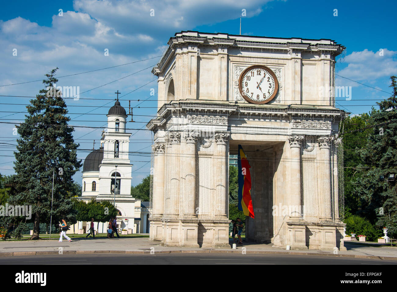 Arc de Triomphe devant la cathédrale de la nativité dans le centre de Chisinau, capitale de la Moldavie, de l'Europe Banque D'Images
