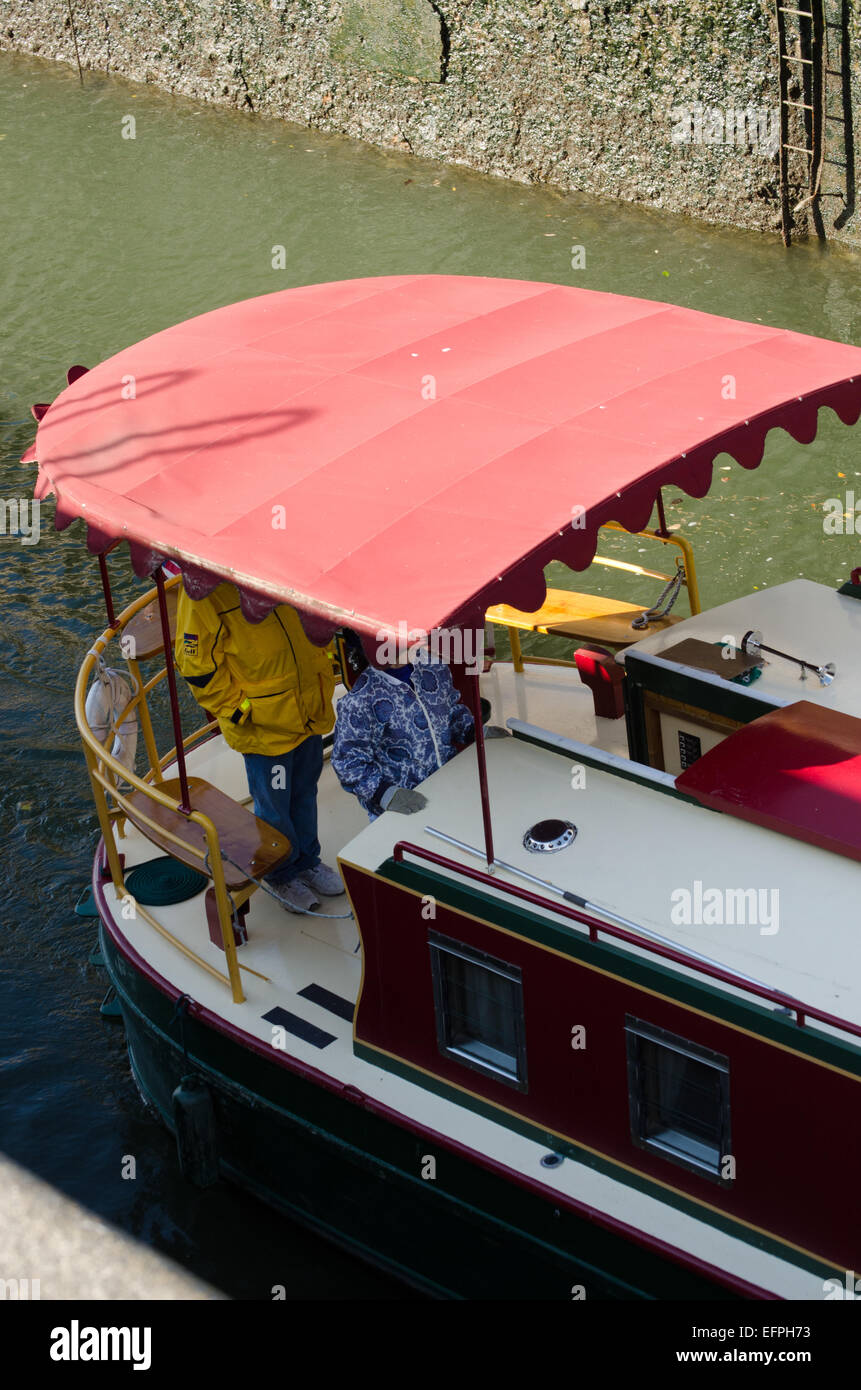 Poupe d'Erie Canal packet boat à la voile descend dans Lock 30. Banque D'Images