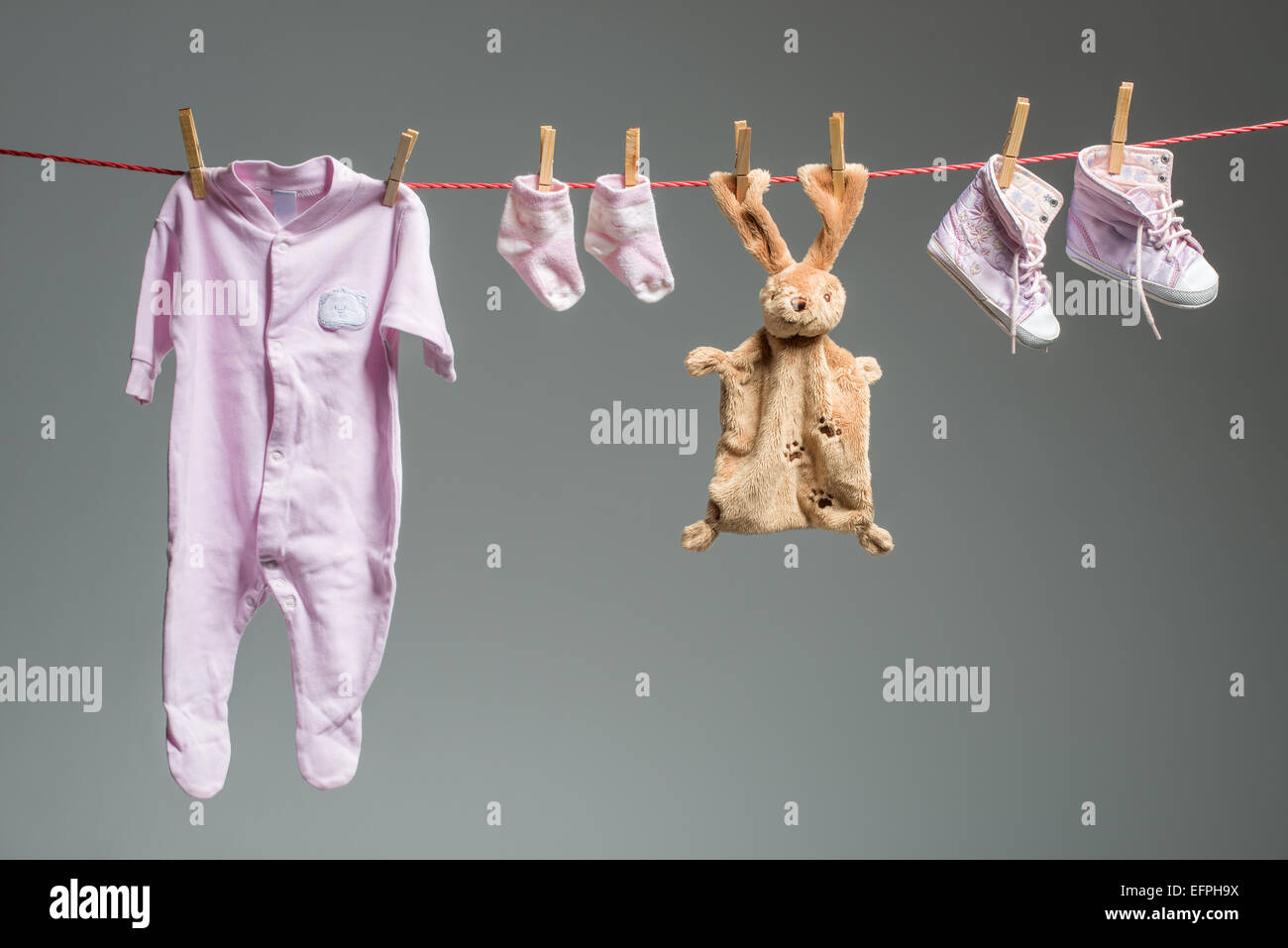 Vêtements bébé fille propre sur la corde Banque D'Images