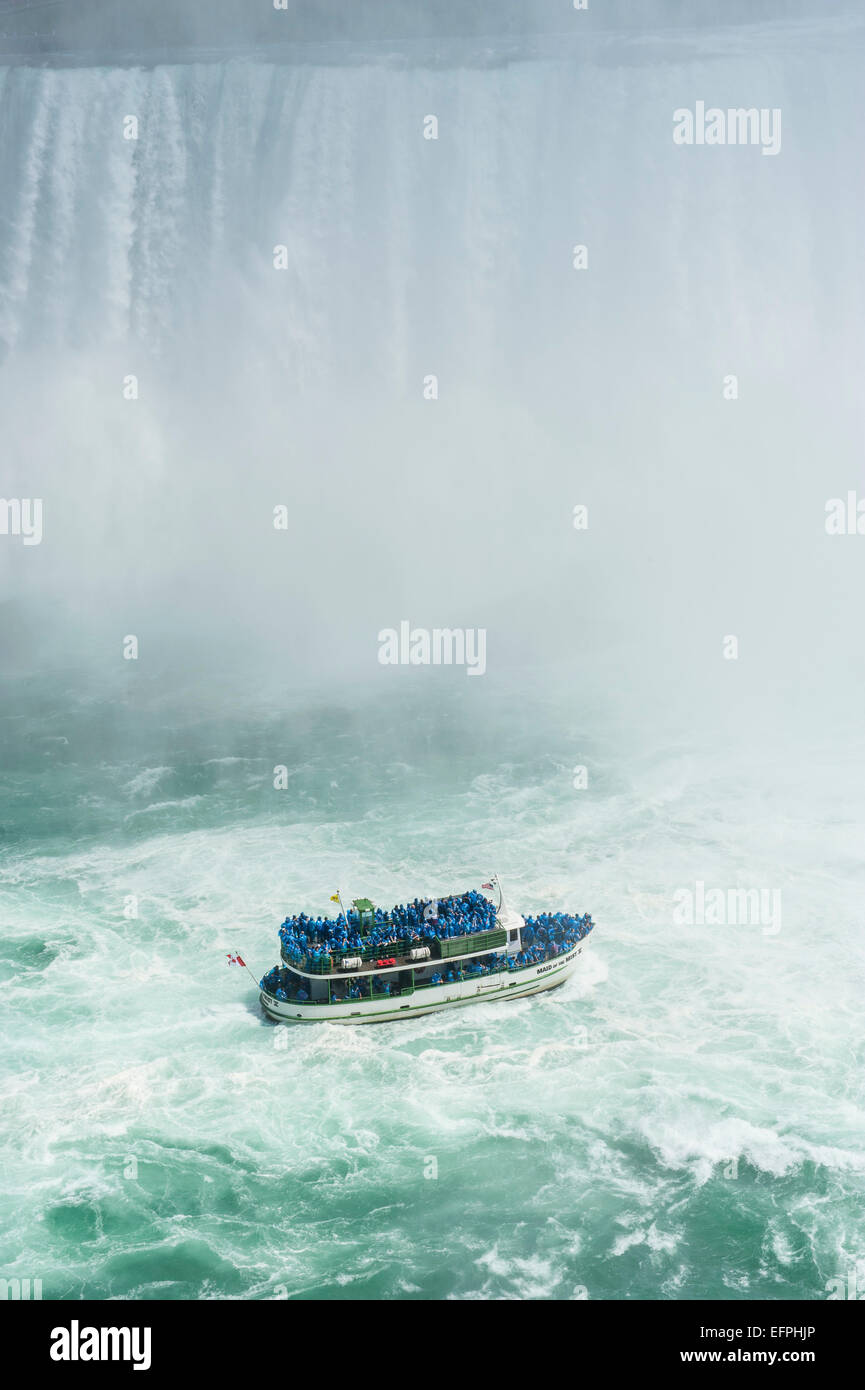 Bateau de tourisme dans la brume des chutes Niagara (Chutes) canadienne, Niagara Falls, Ontario, Canada, Amérique du Nord Banque D'Images