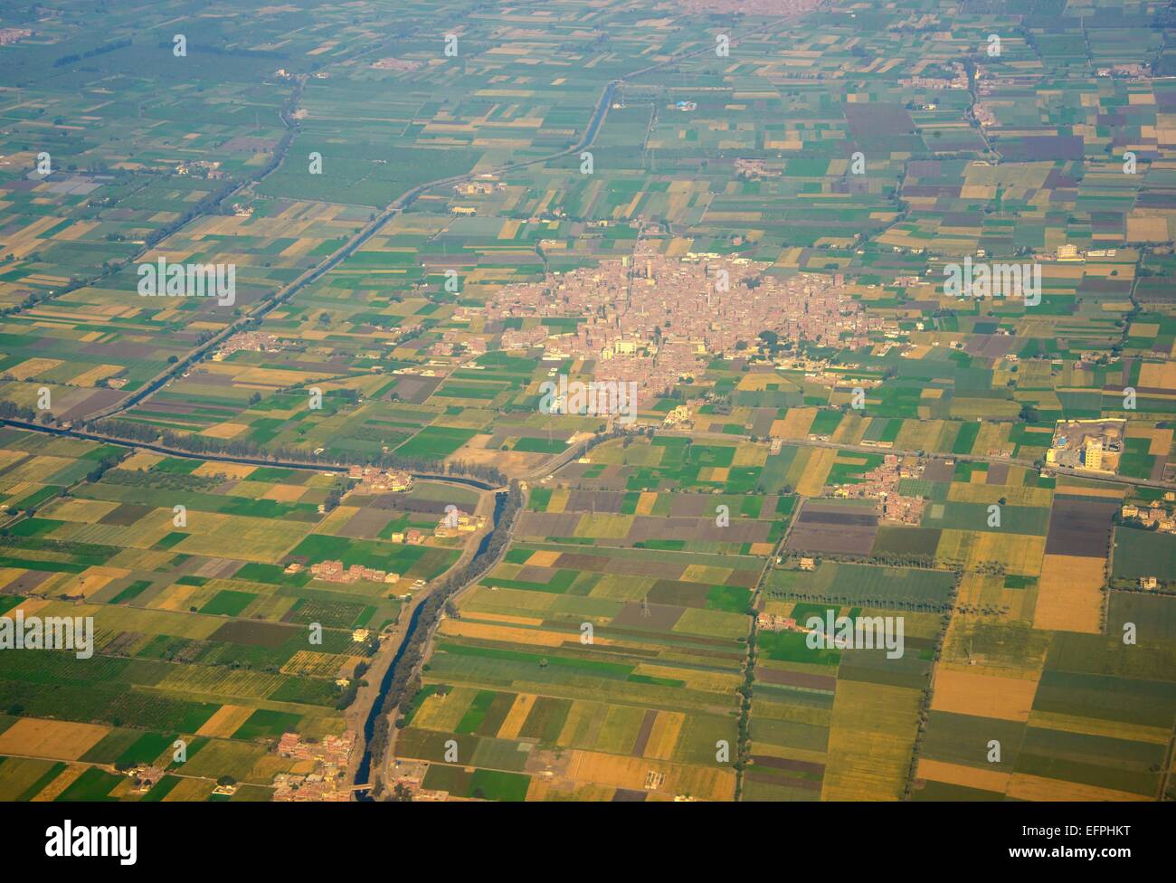 Vue aérienne de banlieue du Caire avec un peu d'irrigation canal, l'Égypte, l'Afrique du Nord, Afrique Banque D'Images