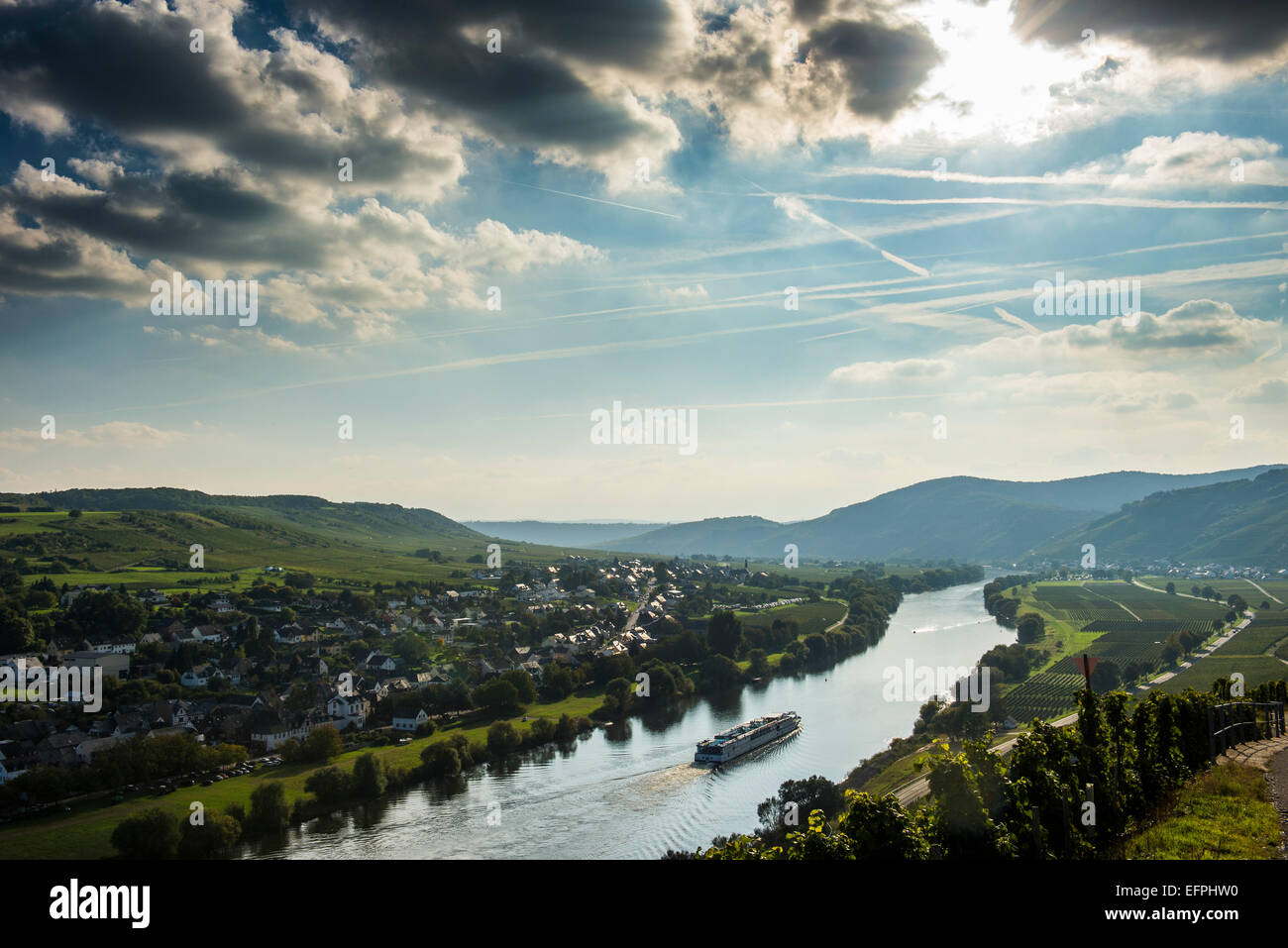Navire de croisière en rétro-éclairage sur la Moselle près de Piesport, vallée de la Moselle, Rhénanie-Palatinat, Allemagne, Europe Banque D'Images