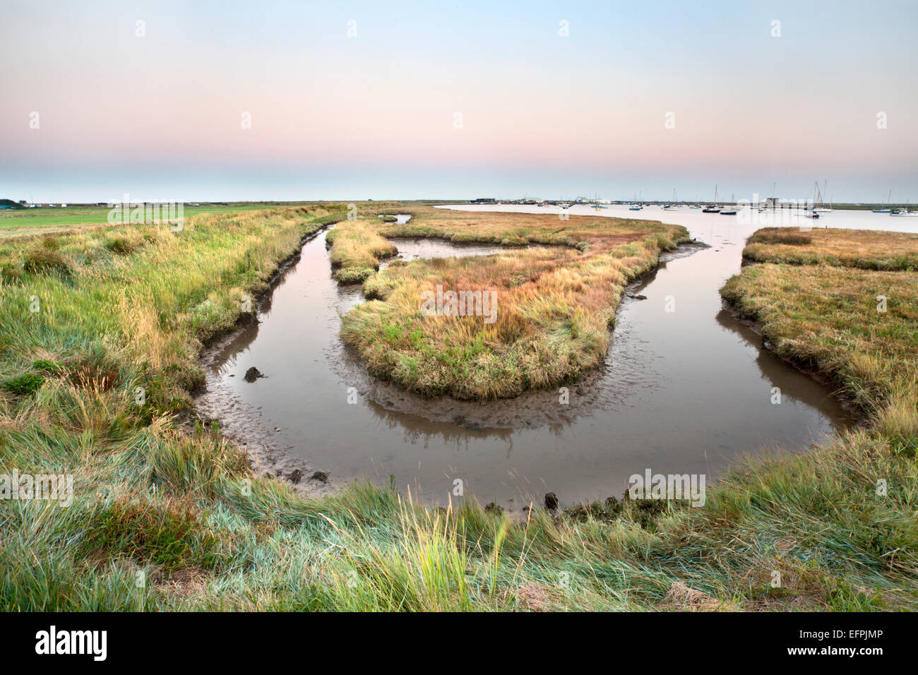 La marée haute à la brunante, les marais d'Aldeburgh, Suffolk, Angleterre, Royaume-Uni, Europe Banque D'Images