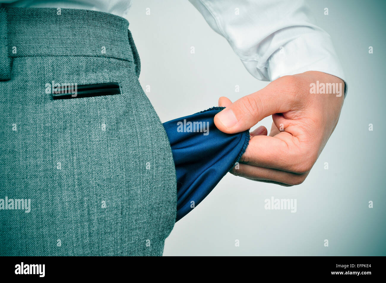 Un homme d'affaires a présenté sa poche vide Banque D'Images