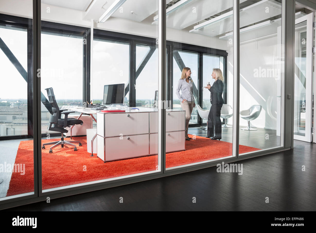 Les femmes mûres talking in office Banque D'Images