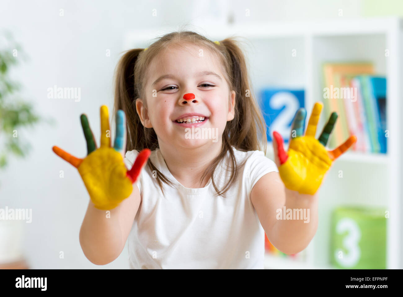 Cute cheerful girl montrant ses mains Banque D'Images