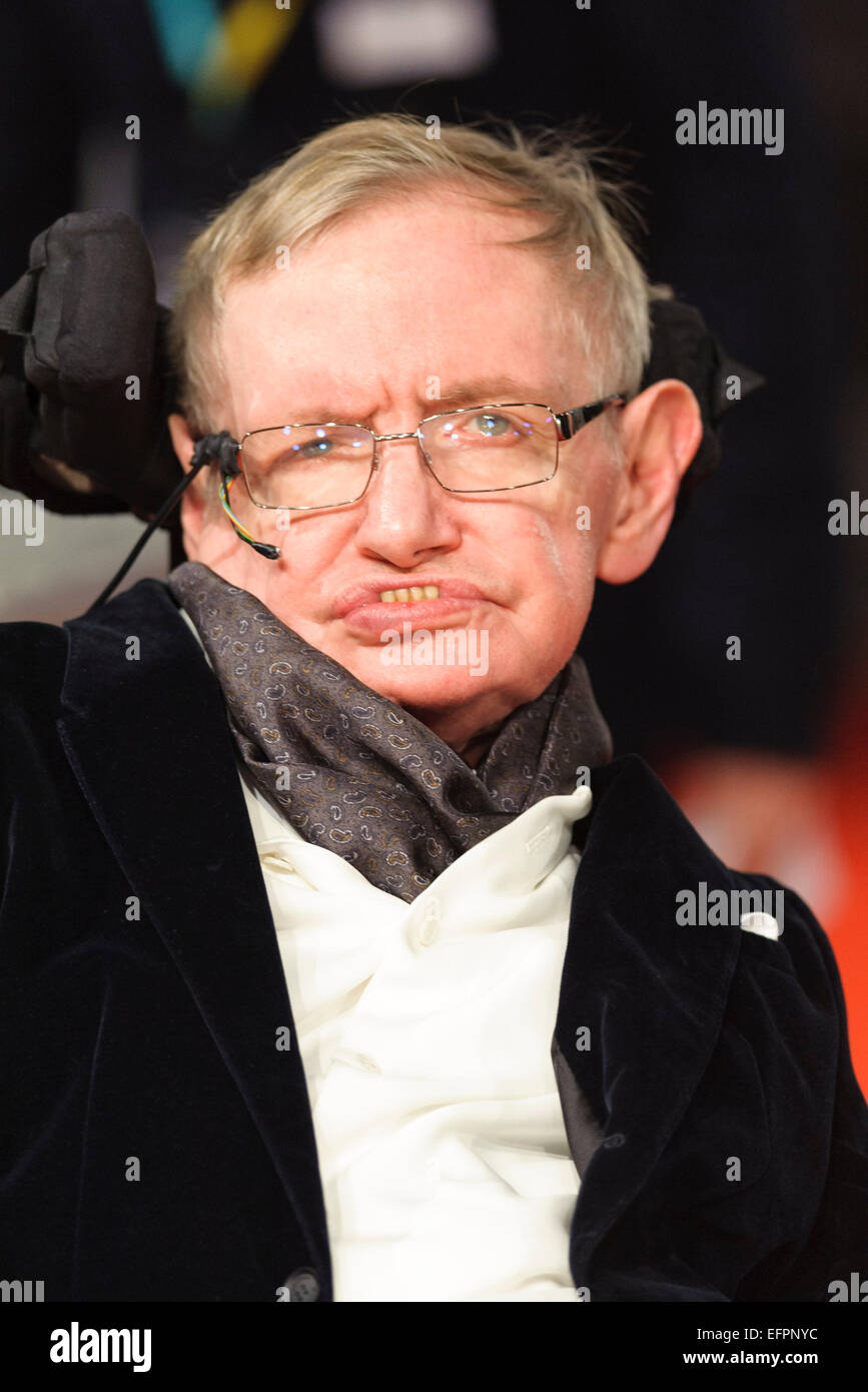 Stephen Hawking arrive sur le tapis rouge pour l'EE British Academy Film Awards le 08/02/2015 au Royal Opera House, Londres. Photo par Julie Edwards Banque D'Images