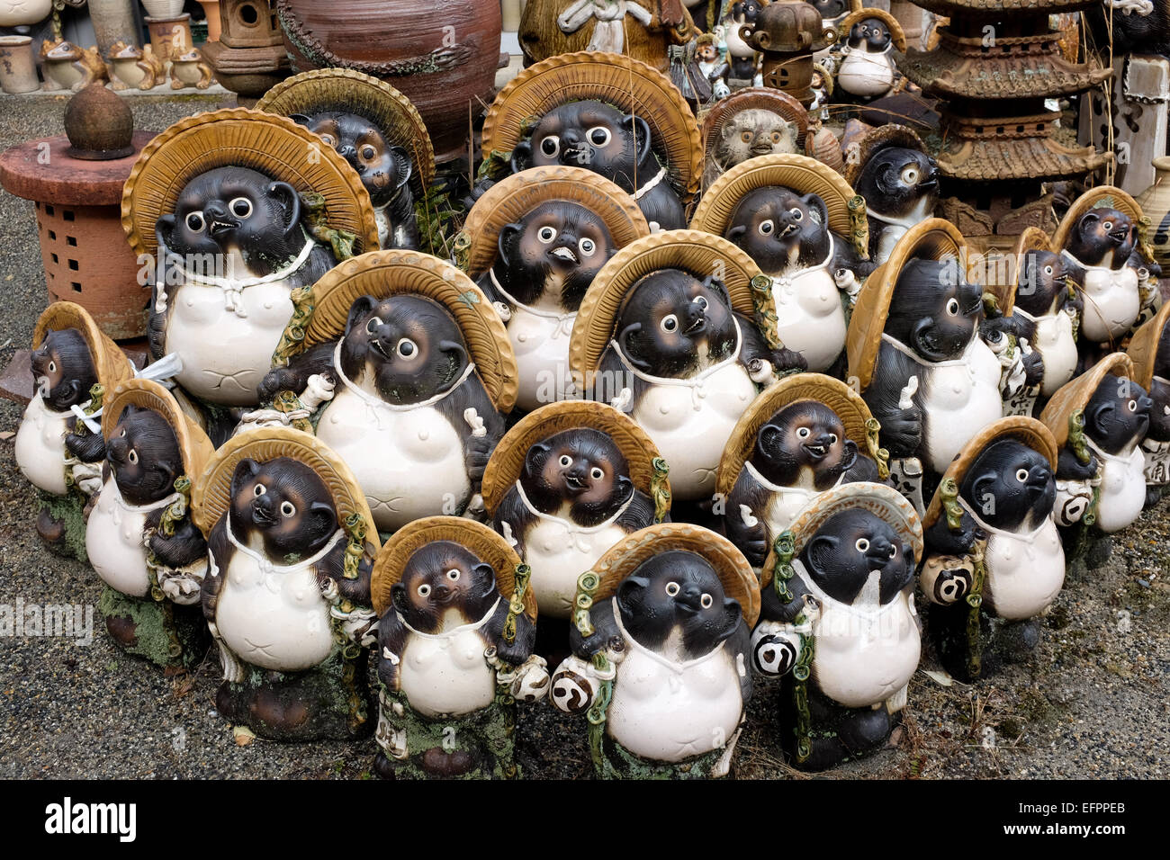 Une collection de 'tanuki' japonais (chien viverrin) statues. Vous pouvez souvent voir ces restaurants à l'extérieur du Japon. Banque D'Images