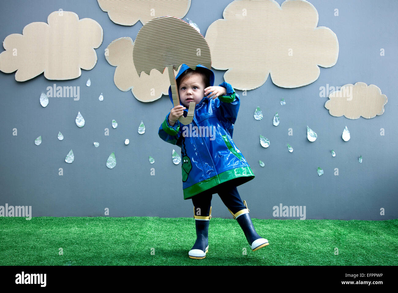 Baby Girl avec pluie et parapluie découpé Banque D'Images