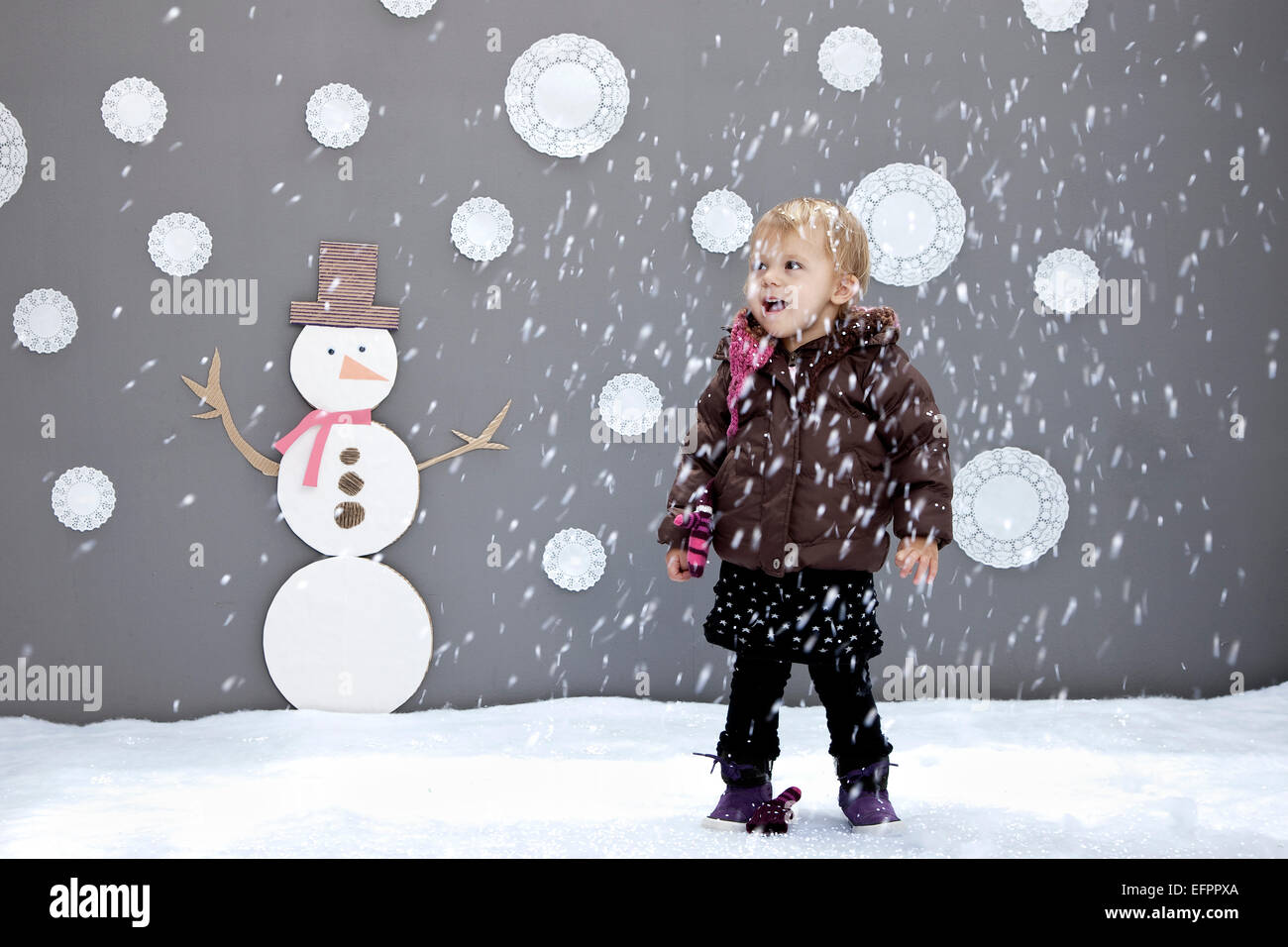 Baby Girl avec la neige et bonhomme de découpes Banque D'Images