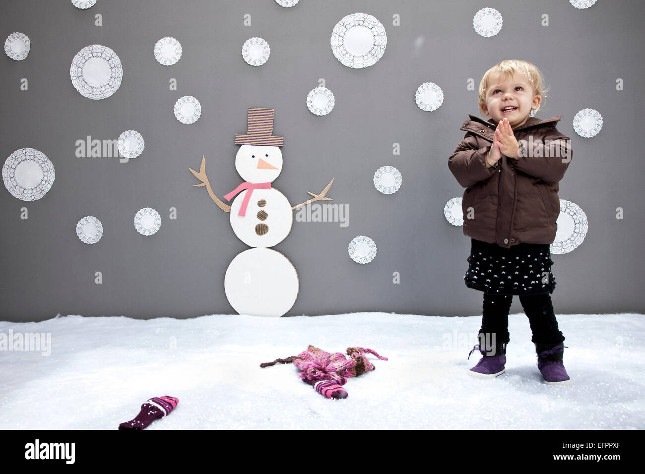 Baby Girl with snowman et découpes flocon Banque D'Images