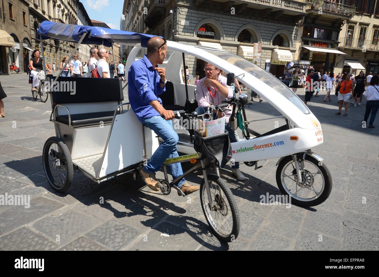 Cabine à pédale fonctionnant à l'énergie solaire aux côtés de trike traditionnel Florence Italie Banque D'Images