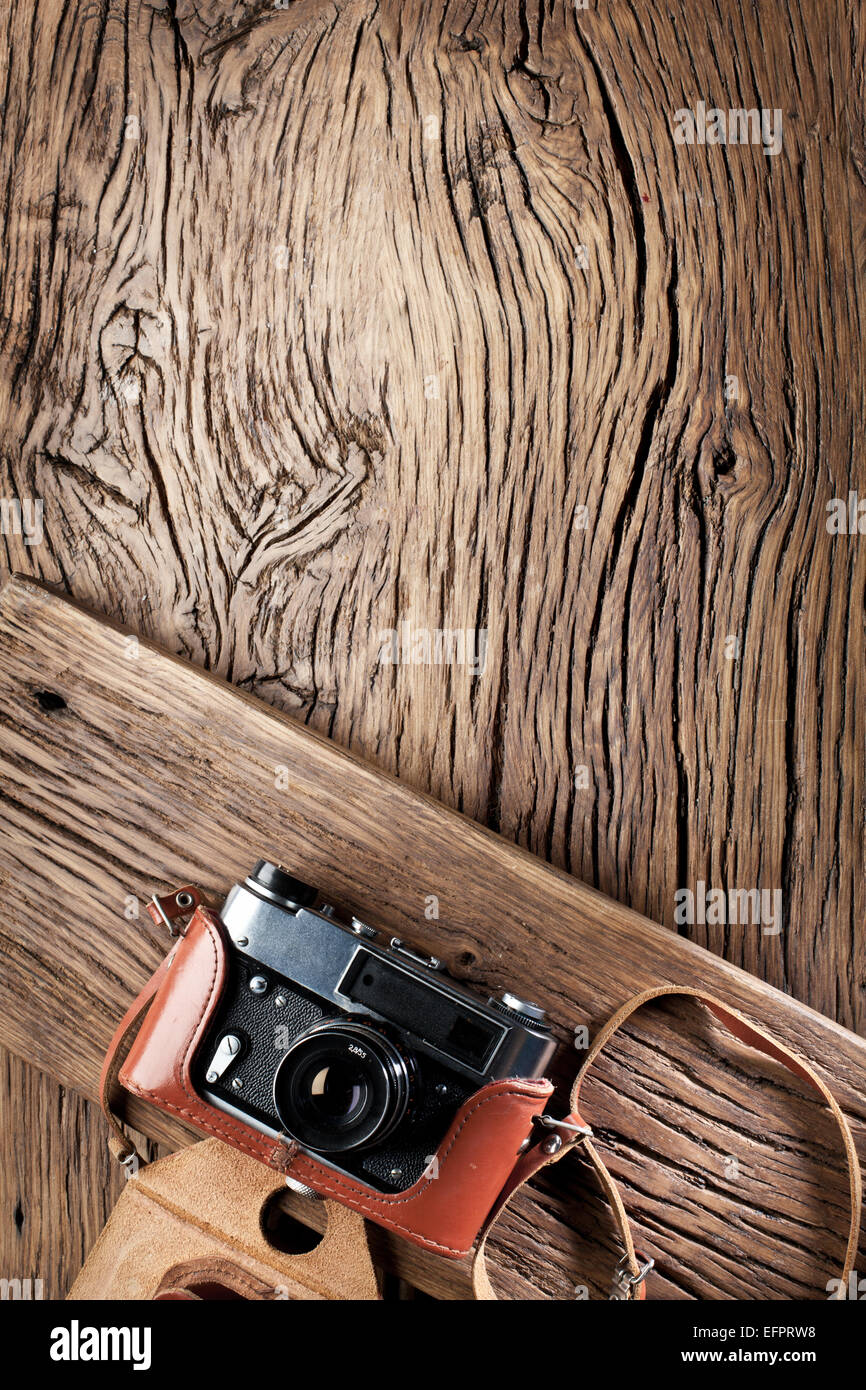 Range-finder caméra sur la vieille table en bois. Banque D'Images