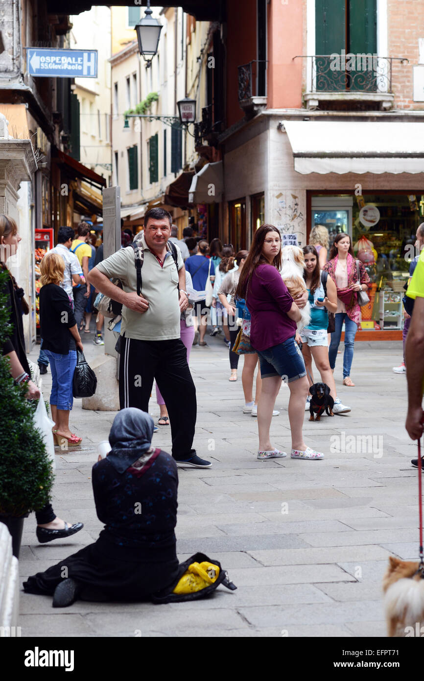 Un mendiant se trouve sur une rue de Venise Italie Banque D'Images