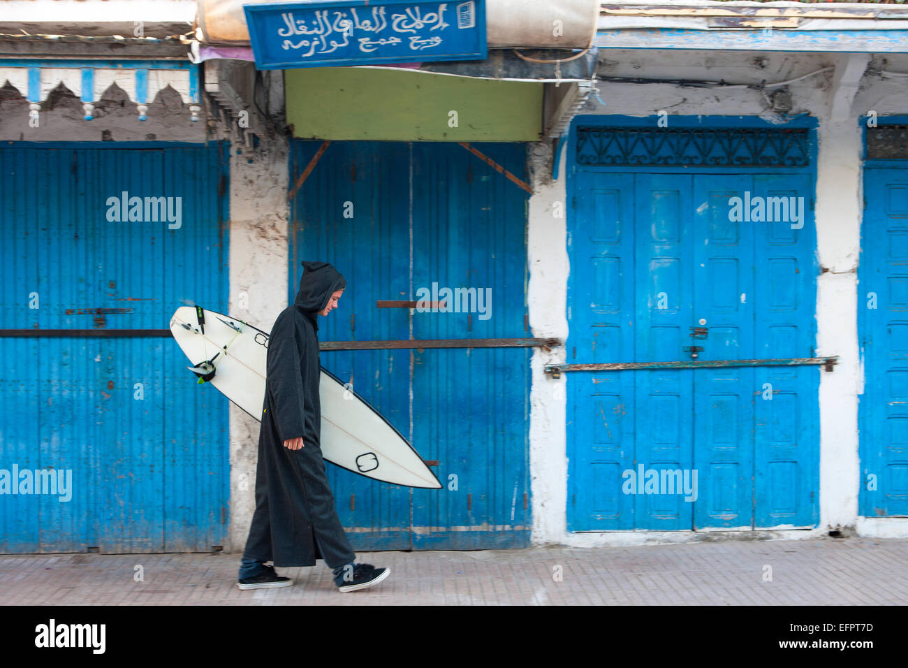 Homme portant des vêtements traditionnels surfeur surf comptable, Essaouira, Maroc Banque D'Images
