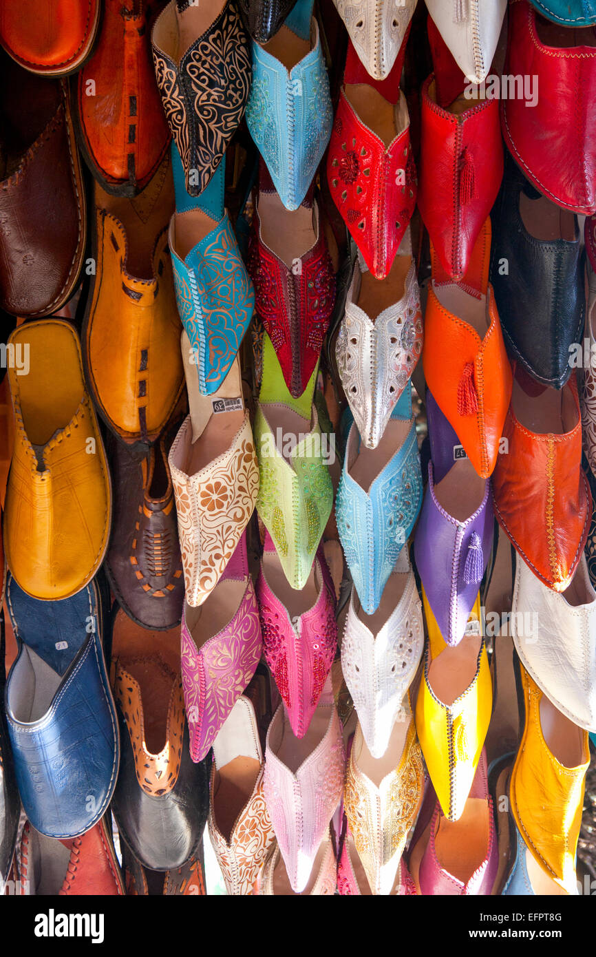 Rangées de Chaussons en cuir coloré sur l'étal du marché, Marrakech, Maroc Banque D'Images
