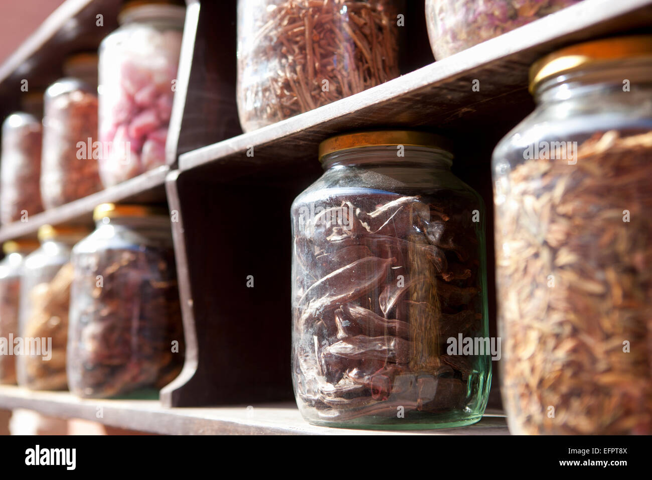 Lignes d'Herb and Spice jars on market stall, Marrakech, Maroc Banque D'Images