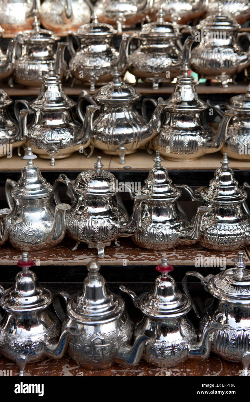 Rangées de théières marocaines d'argent sur l'étal du marché, Marrakech, Maroc Banque D'Images