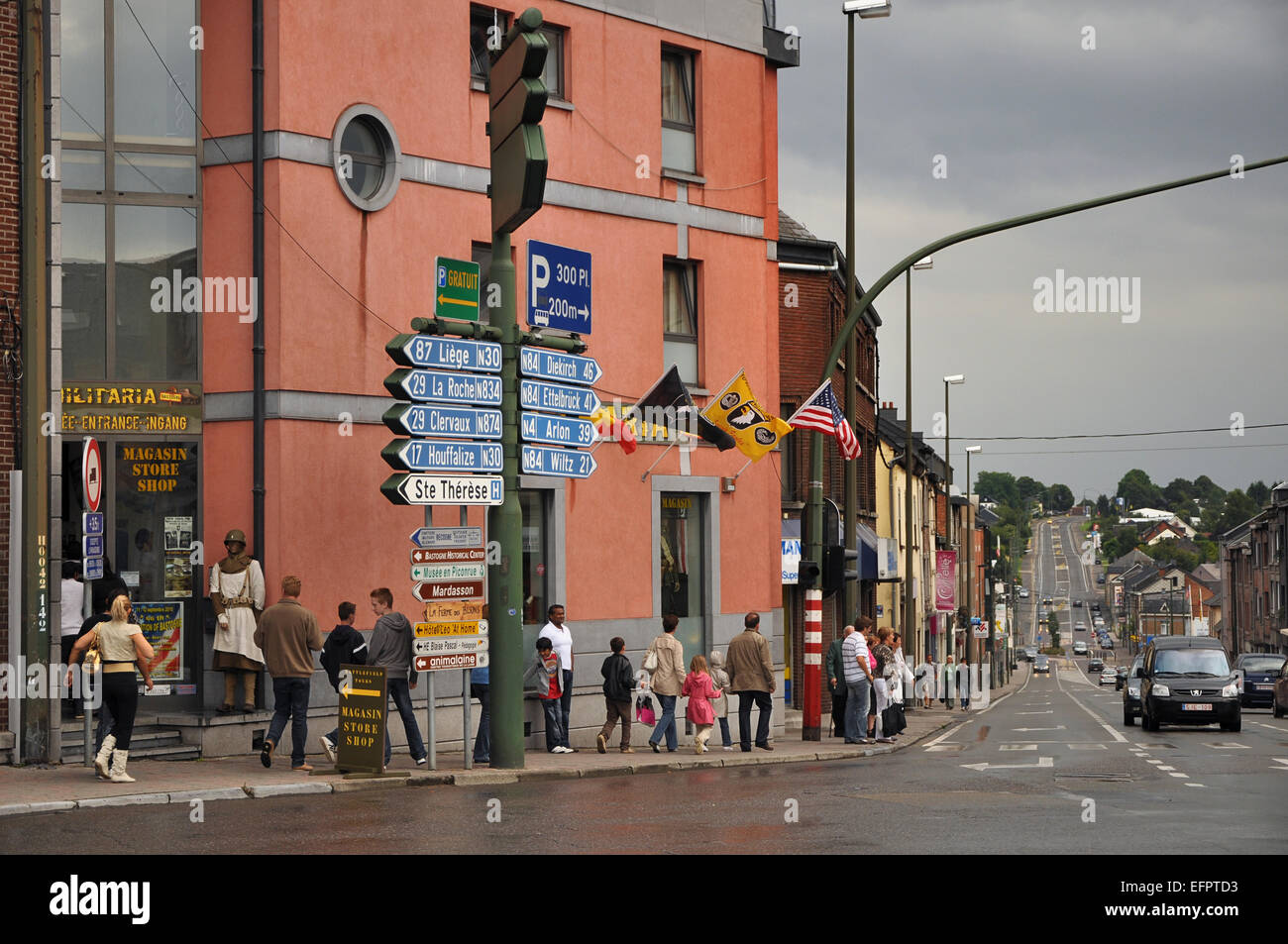 BASTOGNE, BELGIQUE - AOÛT 2010 : intersection avec signalisation routière dans le centre de Bastogne Banque D'Images