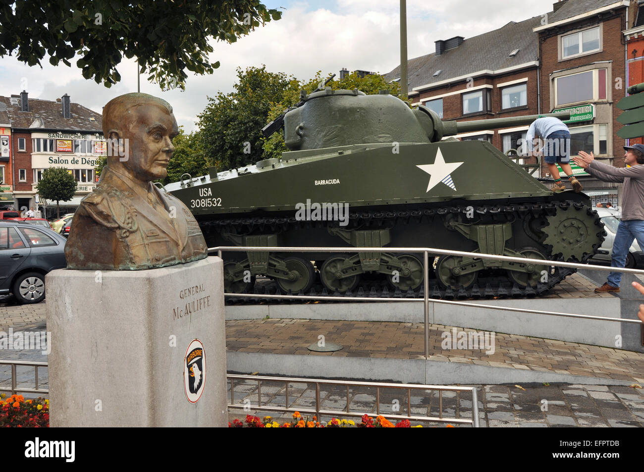 BASTOGNE, BELGIQUE - AOÛT 2010 : une statue du Général McAuliffe en face d'un char Sherman Banque D'Images
