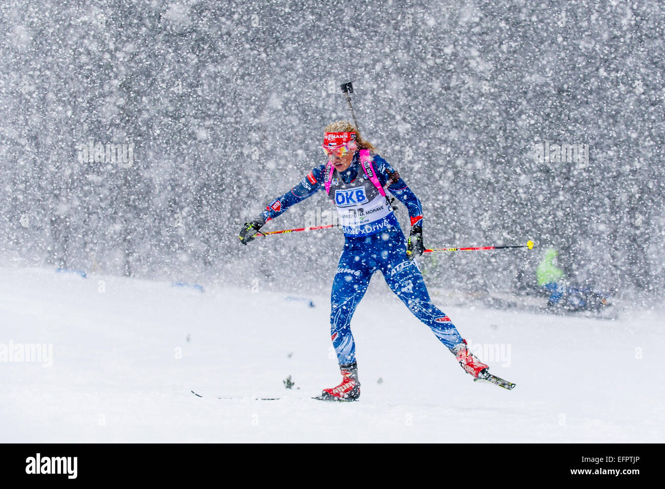 Le coureur tchèque Gabriela Soukalova skis pour terminer cinquième dans la women's 10 km poursuite Biathlon course à la Coupe du Monde à Nove Mesto, République tchèque gratuit, le dimanche 8 février, 2015. (CTK Photo/David Tanecek) Banque D'Images