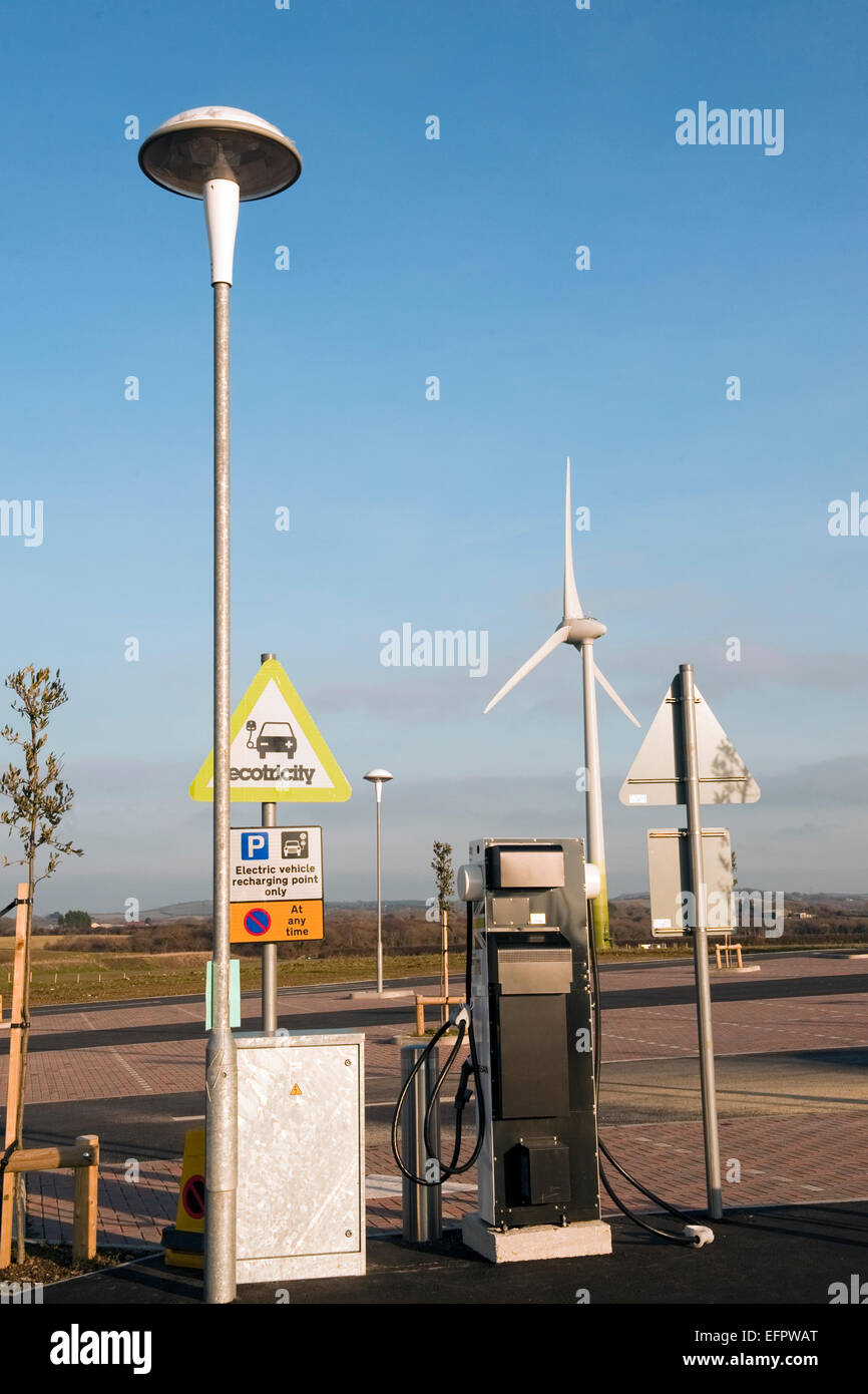 Point de recharge de véhicules électriques signe sur l'A30, les services de Cornwall. Banque D'Images