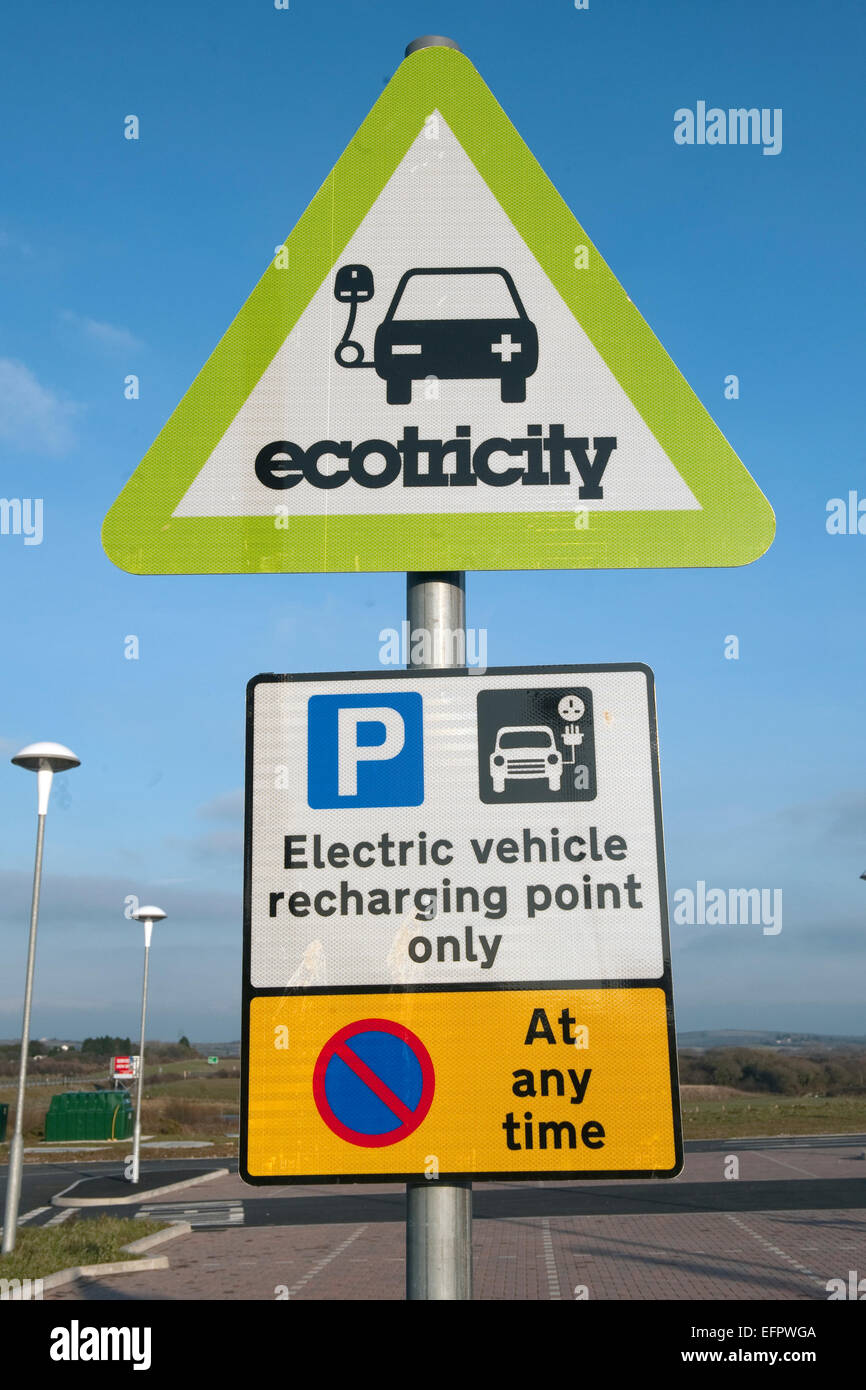 Point de recharge de véhicules électriques signe sur l'A30, les services de Cornwall. Banque D'Images