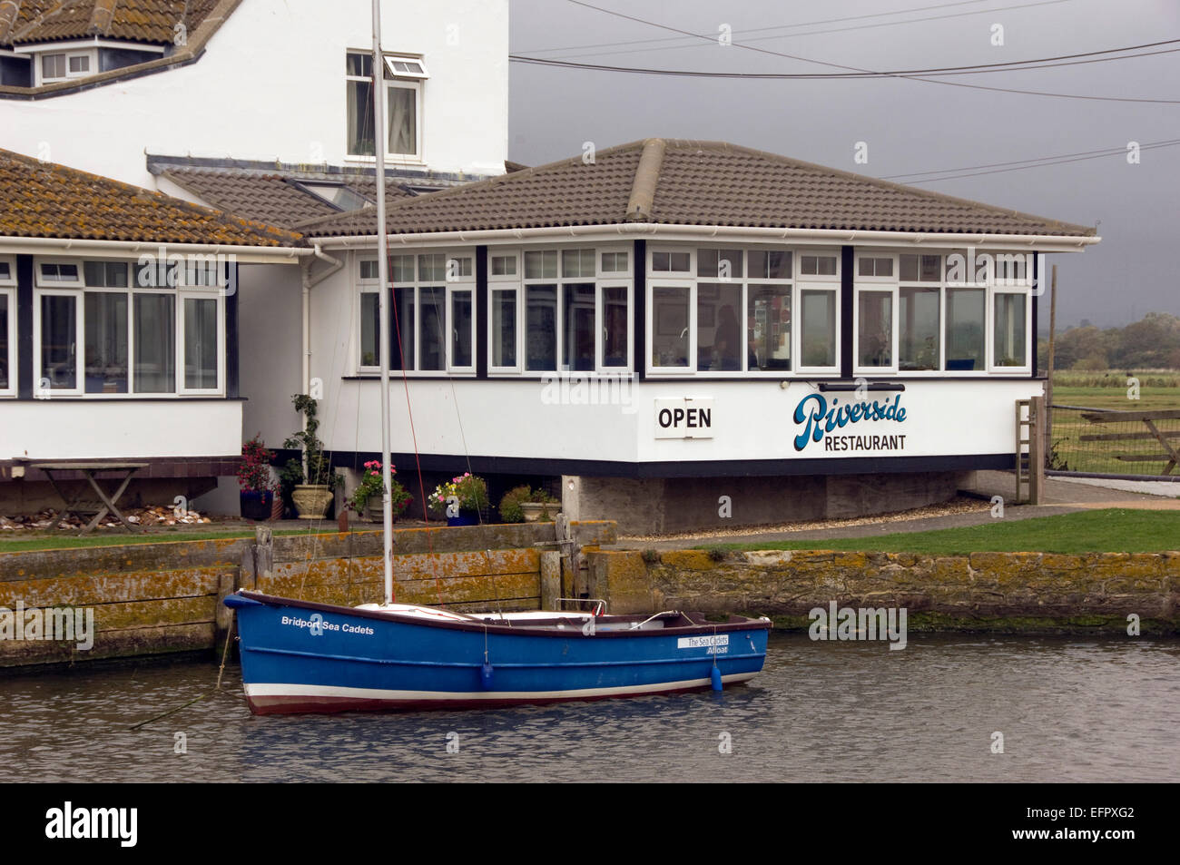 Le restaurant Riverside,West Bay, Dorset, UK,qui se spécialise dans les fruits de mer pêchés localement. Un poisson Crustacés restaurants britanniques Banque D'Images