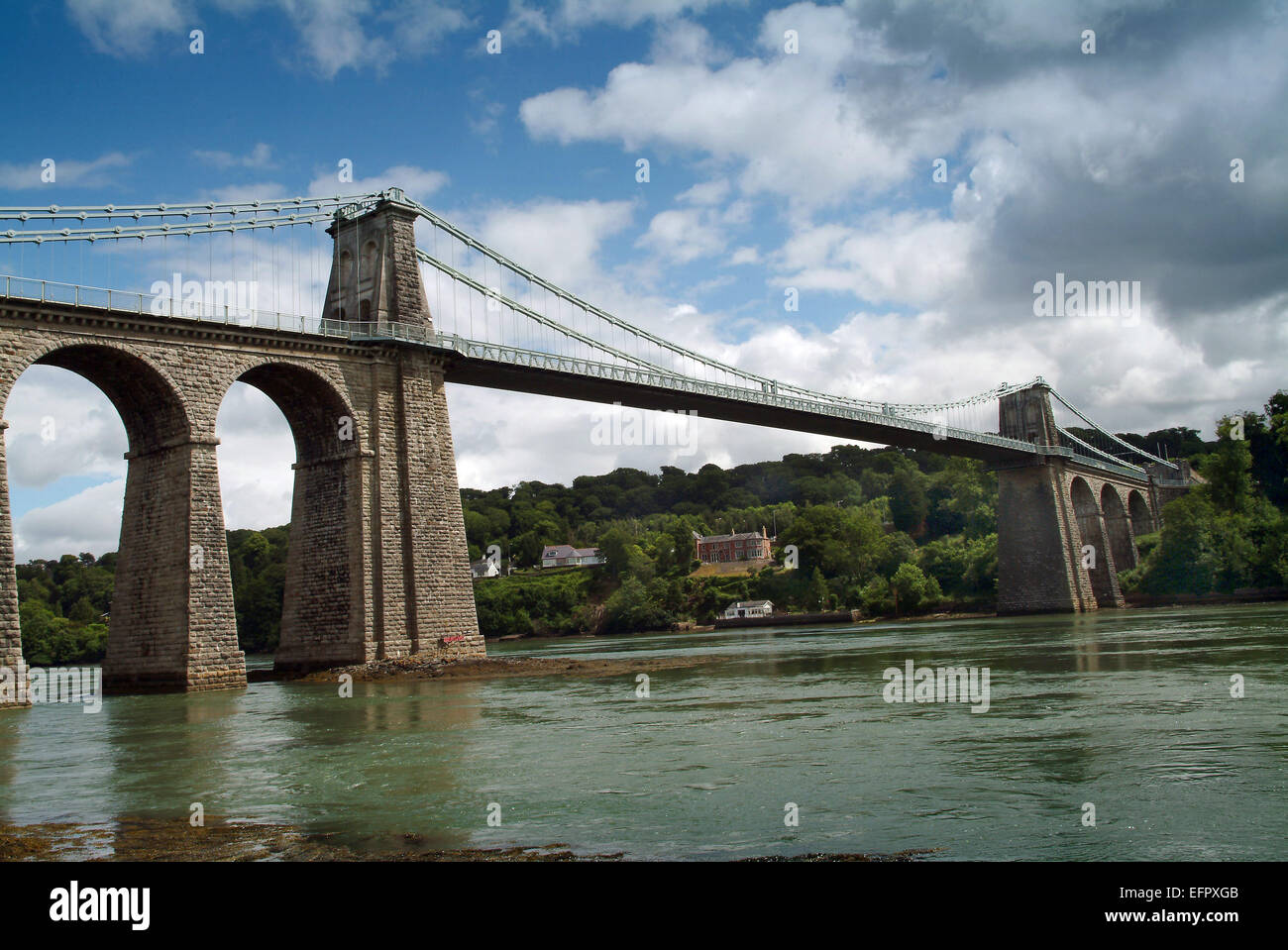 Le Pont Suspendu de Menai enjambant le détroit de Menai de galles à Anglesey, l'A5 road, le vieux chemin Stagecoach à Holyhead. Banque D'Images