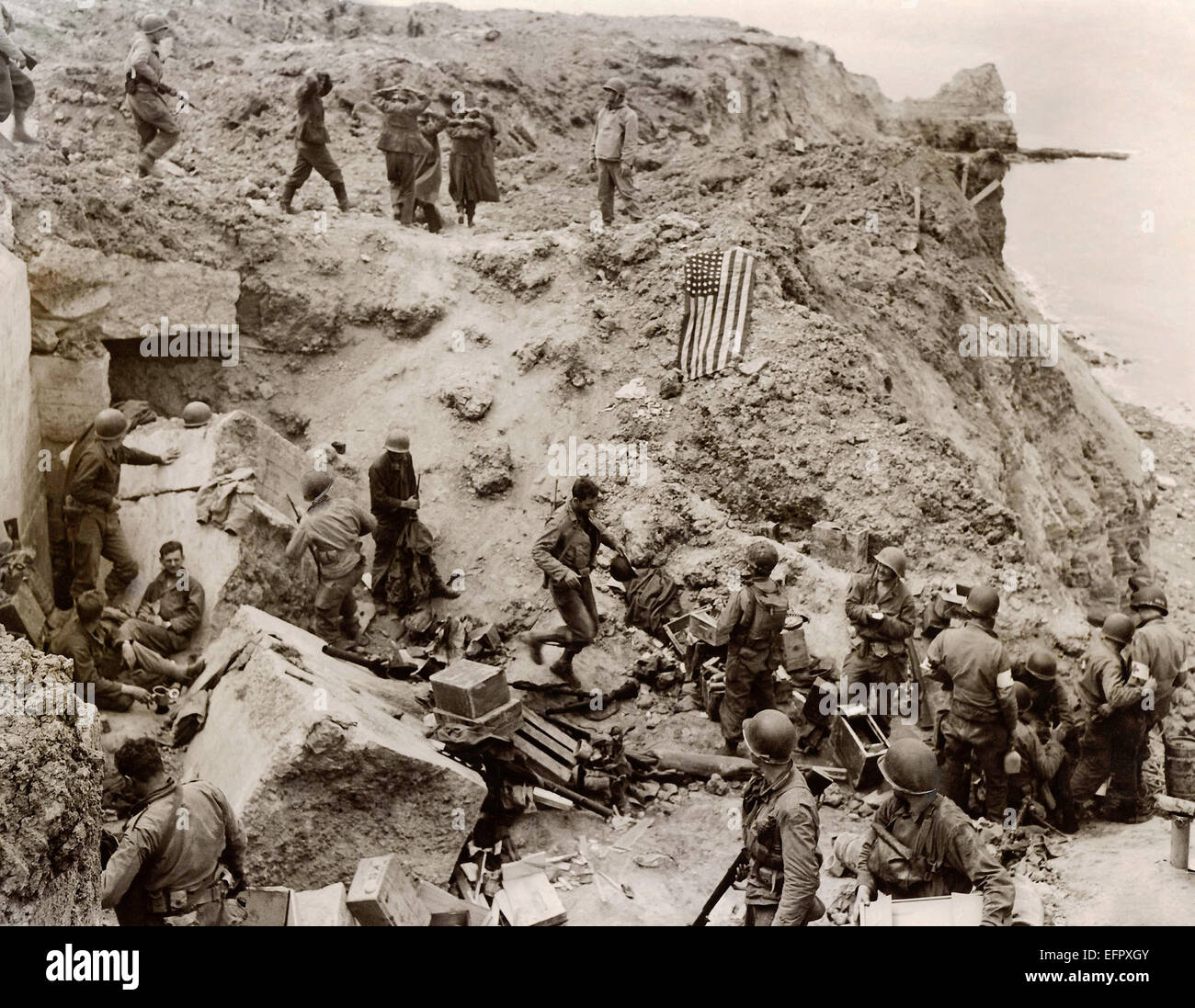 Les soldats allemands sont capturés à la suite de l'assaut sur les falaises de la Pointe du Hoc par les Rangers de l'armée américaine lors de l'invasion du Jour J 8 juin 1944 à Cricqueville en Bessin, France Banque D'Images