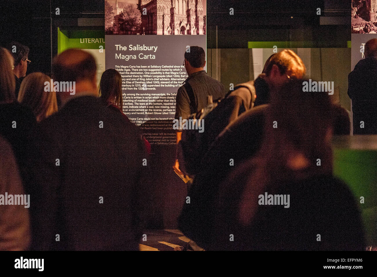 British Library Grande Charte l'unification. Célébrer le 800e anniversaire de la Magna Carta marquée par l'affichage des 4 documents originaux réunis pour la première fois. Les copies sont de Salisbury, Lincoln cathédrales et la British Library. 1215 personnes ont assisté à la journée de scrutin de 45000 de partout dans le monde. La Grande Charte est toujours considéré comme un document extrêmement significatif l'enchâssement de la loi en tant que souverain et ainsi de se protéger contre la tyrannie des gouvernants et la loi de la foule. Cet événement vient avant le suivi des expositions au printemps à la recherche à l'héritage de la Grande Charte, y compris son infl Banque D'Images