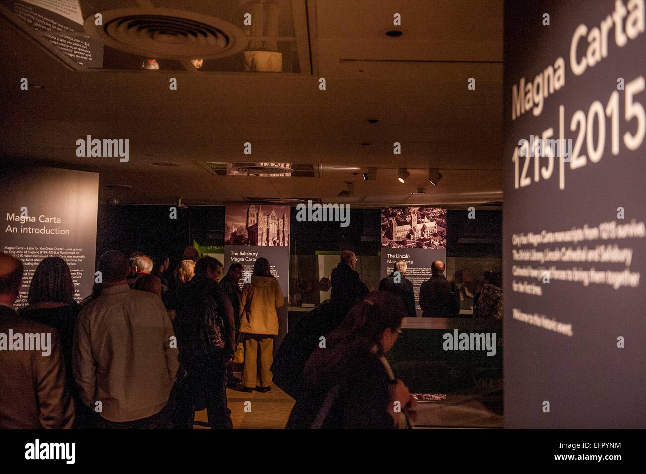 British Library Grande Charte l'unification. Célébrer le 800e anniversaire de la Magna Carta marquée par l'affichage des 4 documents originaux réunis pour la première fois. Les copies sont de Salisbury, Lincoln cathédrales et la British Library. 1215 personnes ont assisté à la journée de scrutin de 45000 de partout dans le monde. La Grande Charte est toujours considéré comme un document extrêmement significatif l'enchâssement de la loi en tant que souverain et ainsi de se protéger contre la tyrannie des gouvernants et la loi de la foule. Cet événement vient avant le suivi des expositions au printemps à la recherche à l'héritage de la Grande Charte, y compris son infl Banque D'Images