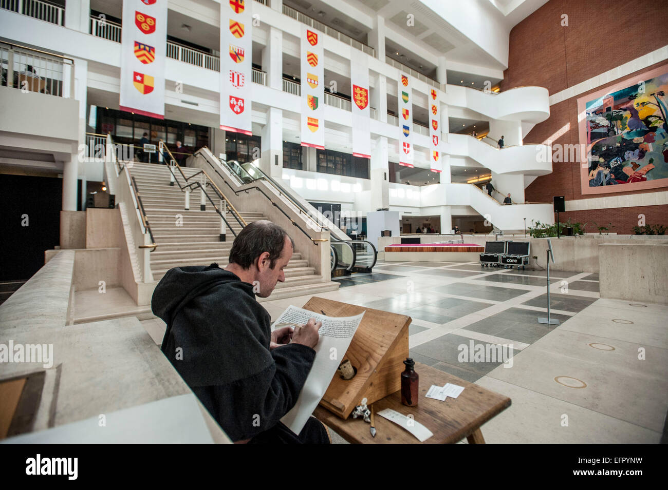 British Library Grande Charte l'unification. Célébrer le 800e anniversaire de la Magna Carta marquée par l'affichage des 4 documents originaux réunis pour la première fois. Les copies sont de Salisbury, Lincoln cathédrales et la British Library. 1215 personnes ont assisté à la journée de scrutin de 45000 de partout dans le monde. La Grande Charte est toujours considéré comme un document extrêmement significatif l'enchâssement de la loi en tant que souverain et ainsi de se protéger contre la tyrannie des gouvernants et la loi de la foule. Cet événement vient avant le suivi des expositions au printemps à la recherche à l'héritage de la Grande Charte, y compris son infl Banque D'Images