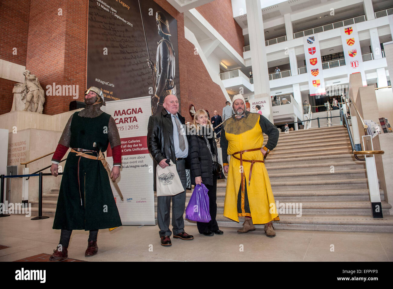 British Library Grande Charte l'unification. Célébrer le 800e anniversaire de la Magna Carta marquée par l'affichage des 4 documents originaux réunis pour la première fois. Les copies sont de Salisbury, Lincoln cathédrales et la British Library. 1215 personnes ont assisté à la journée de scrutin de 45000 de partout dans le monde. La Grande Charte est toujours considéré comme un document extrêmement significatif l'enchâssement de la loi en tant que souverain et ainsi de se protéger contre la tyrannie des gouvernants et la loi de la foule. Cet événement vient avant le suivi des expositions au printemps à la recherche à l'héritage de la Grande Charte, y compris son infl Banque D'Images