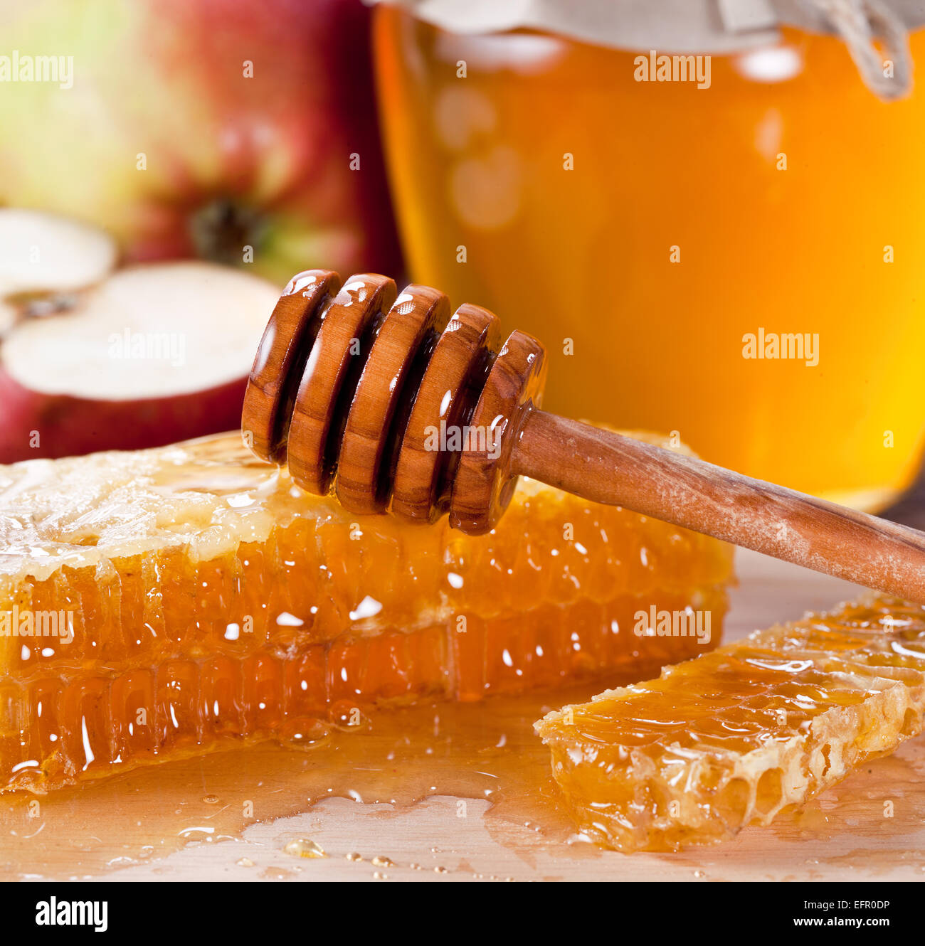 D'abeilles et du goutteur. Le miel peut et Apple sur l'arrière-plan. Banque D'Images