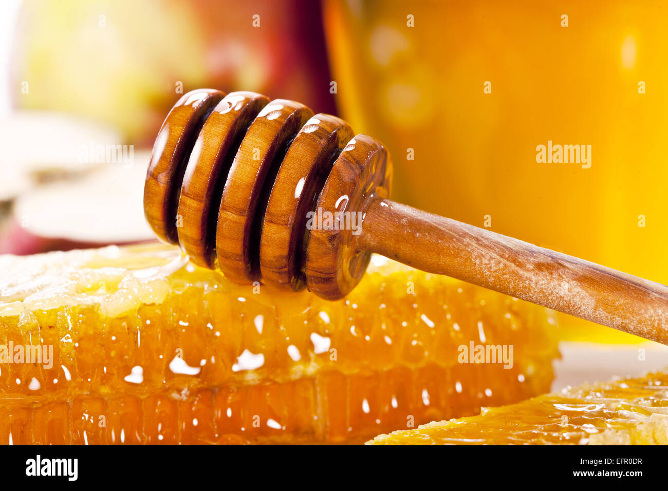 Balancier en bois et d'abeilles. Close-up shot. Banque D'Images