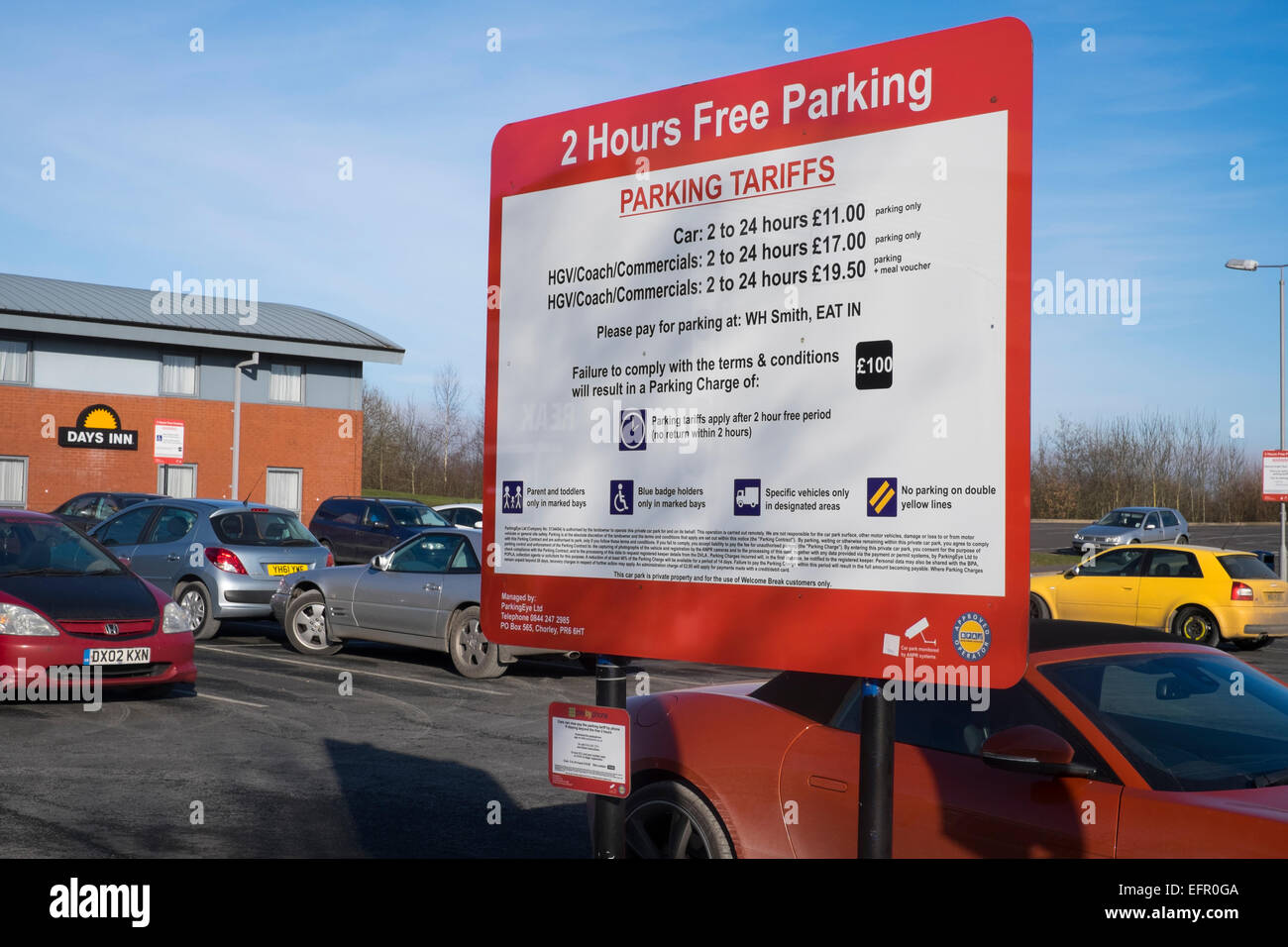 Parking sign et parking à l'accueil Pause off services de l''autoroute M54, près de Telford, Shropshire, Angleterre. Banque D'Images