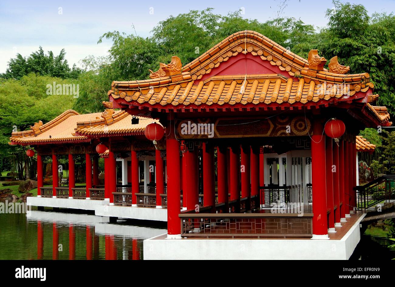 Singapour : affichage des pavillons avec toits de tuiles orange et de figures d'animaux sculptés sur le lagon à la Chinese Garden Banque D'Images