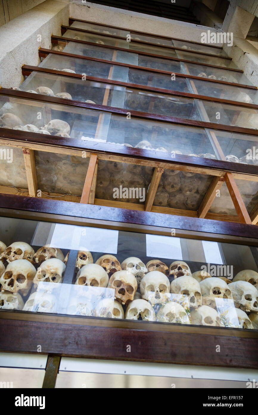 Les crânes des victimes du régime Khmer Rouge à ces champs de la Mort de Choeung Ek Memorial, Phnom Penh, Cambodge. Banque D'Images