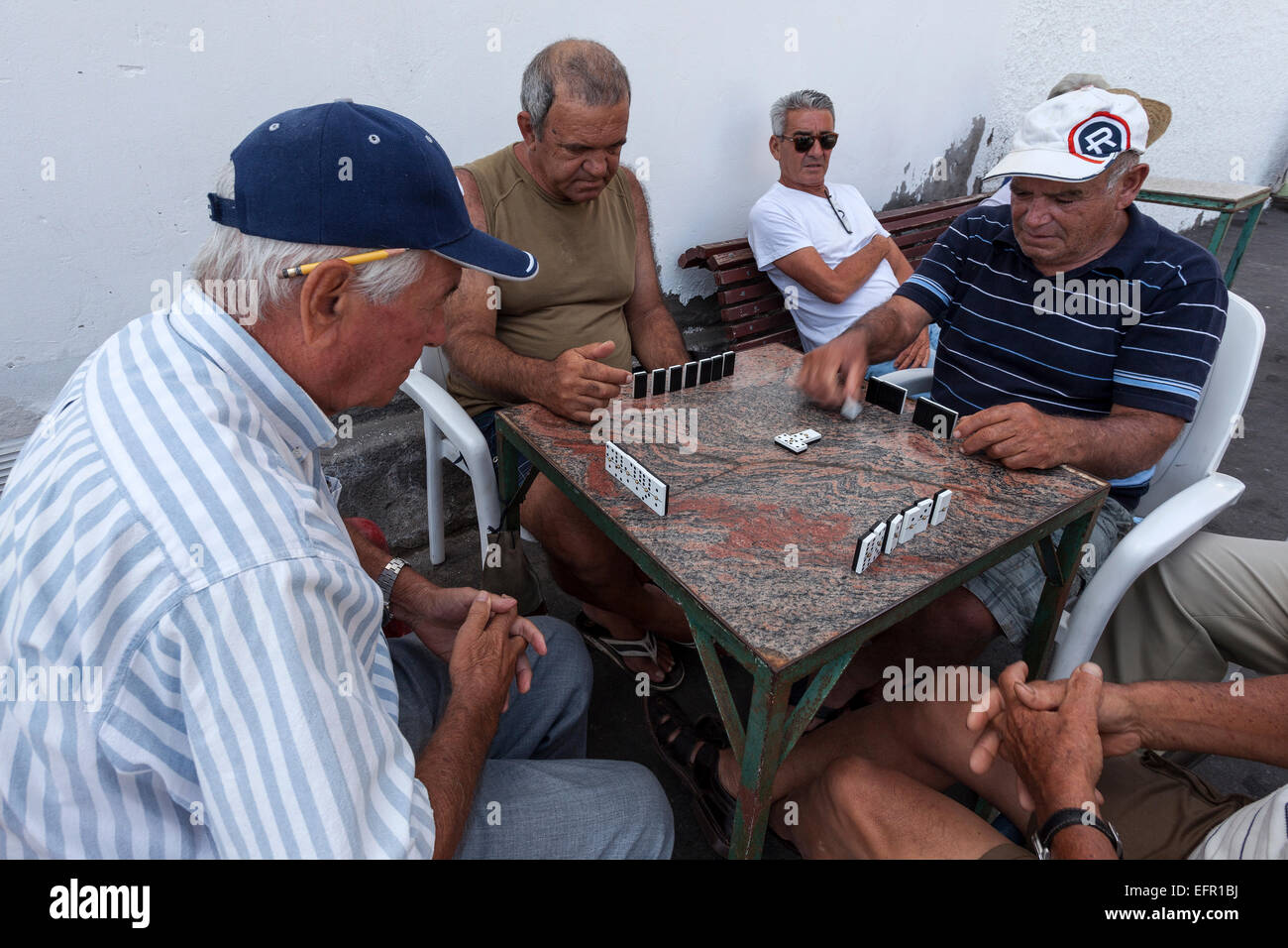 Les hommes jouant aux dominos, Vueltas, Valle Gran Rey, La Gomera, Canary Islands, Spain Banque D'Images
