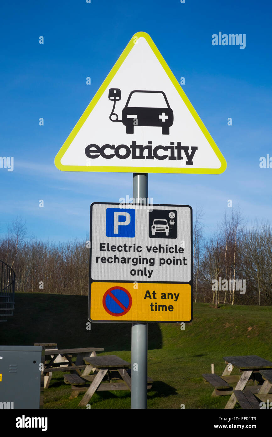 Véhicule électrique à l'recharding point services Welcome Break off l'autoroute M54, près de Telford, Shropshire, Angleterre. Banque D'Images