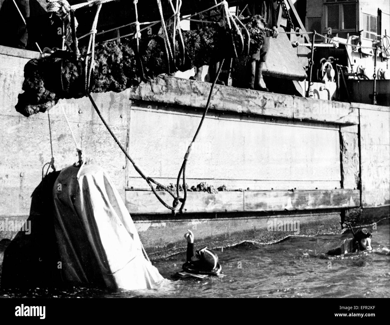 AJAXNETPHOTO. Novembre, 1971. SOLENT, en Angleterre. CANNON - Récupération - UN DEUXIÈME PISTOLET FER RÉCUPÉRÉS DE L'ÉPAVE DU NAVIRE MARY TUDOR ROSE EN UTILISANT LE SAC VU À GAUCHE DE L'IMAGE POUR L'AMENER À LA SURFACE. PHOTO : AJAX NOUVELLES PHOTOS REF:ARCPR BP9601 Banque D'Images